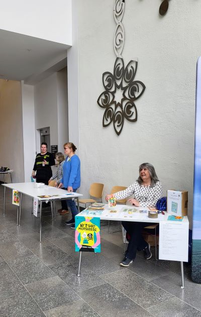 Bild på volontärer på klädbytardagen.